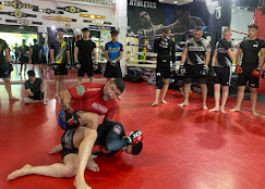 Trabajo de grappling sobre el tatami de BJJ y MMA
