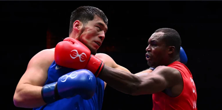 Entrenamiento sobre el ring de boxeo de Nacional Fitness