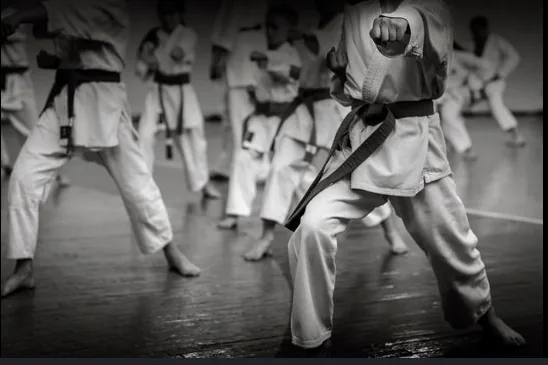Práctica de karate en el dojo de Nacional Fitness