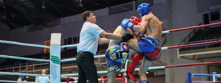 Entrenamiento de kickboxing con saco y guantes en Nacional Fitness